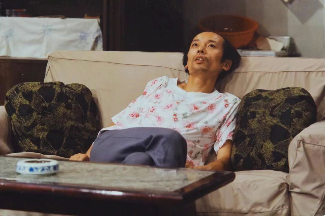 电影频道将于1月4日播出葛优主演的电影作品《卡拉是条狗》