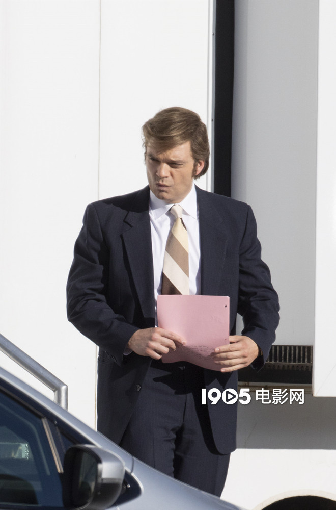 《学徒》曝光片场照：冬兵饰演年轻特朗普！