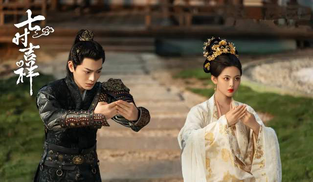 钟楚曦与杨超越合作主演家庭剧《回宫》，首播时酷云峰值阅览突破1.8。