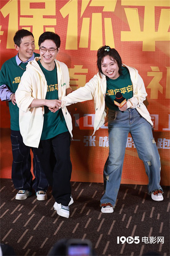 比拼搭档！小黄鸭在可爱点赞战斗中打动白客舒淇的心