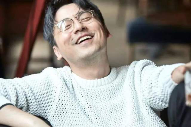 雷佳音追问董宇辉公司年薪，董宇辉幽默回应引起大笑