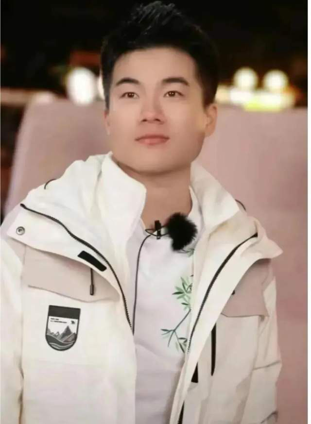 雷佳音追问董宇辉公司年薪，董宇辉幽默回应引起大笑