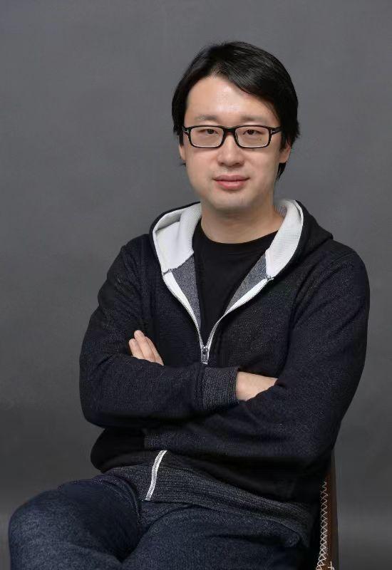 火爆的电影《年会不能停！》独家专访编剧导演董润年，深中打工人内心深处