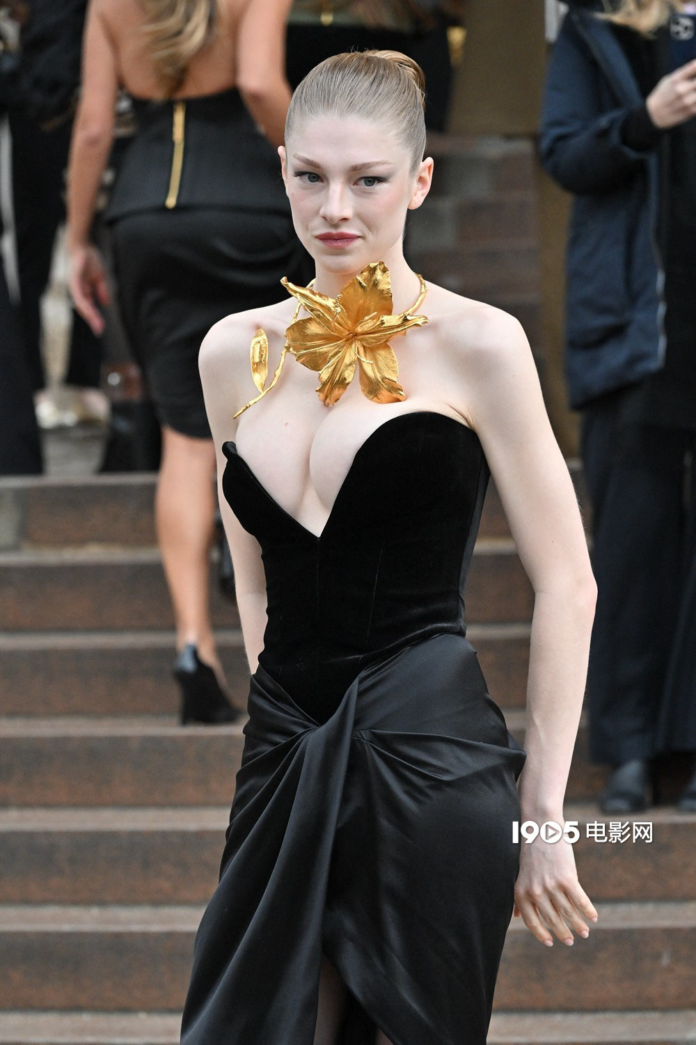 亮丽登场！跨性别女星亨特·莎弗在时装周上展现魅力