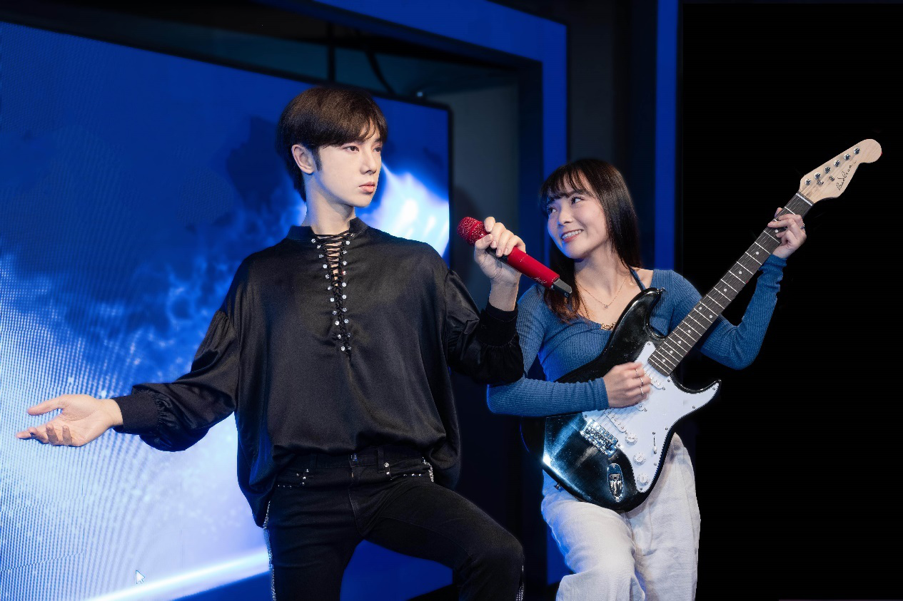 华晨宇蜡像限时展出：火星人扎营香港杜莎夫人蜡像馆