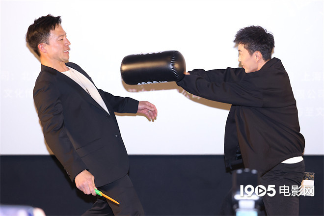 《缉恶》首映活动上安志杰展示花样整活，感慨看谢苗电影陪伴长大