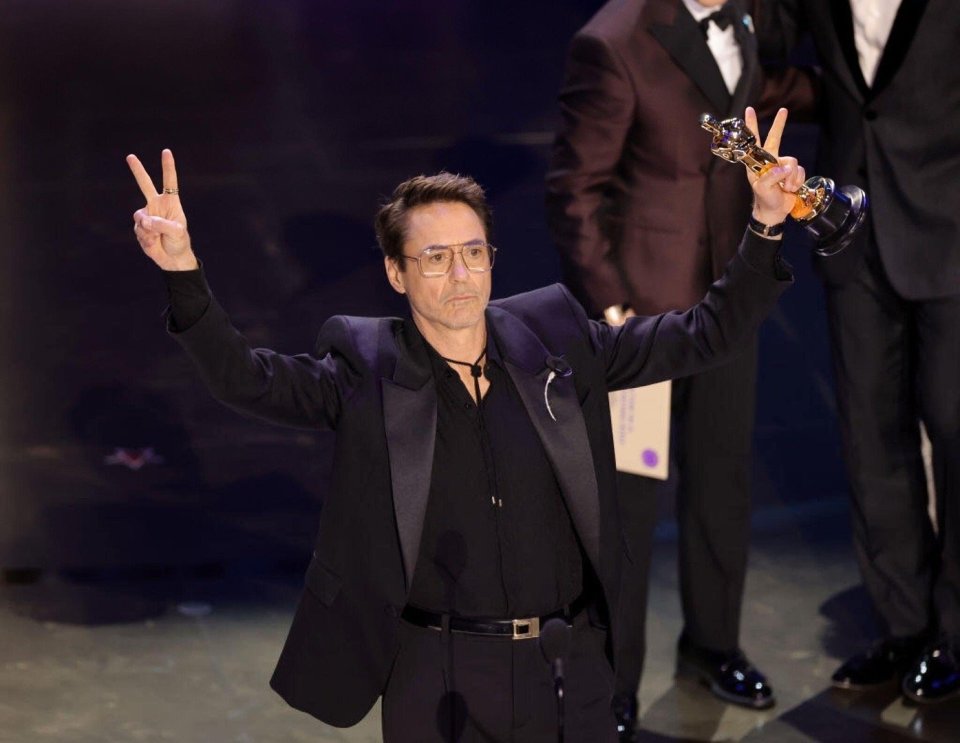 小罗伯特·唐尼获得2024年奥斯卡最佳男配角奖项，标志着他职业生涯中的首次获奖。