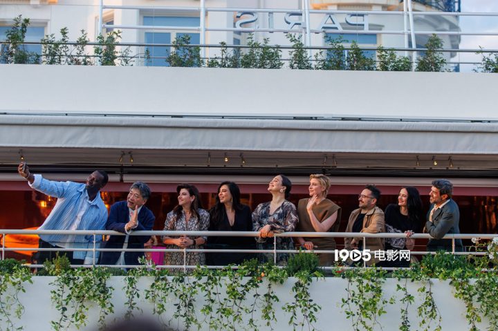 格蕾塔和是枝裕和等嘉宾亮相戛纳电影节评委会晚宴 -2