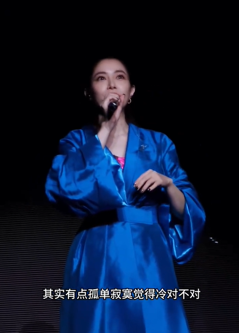 徐怀钰演唱会调侃观众：其实有点孤单寂寞冷 -1