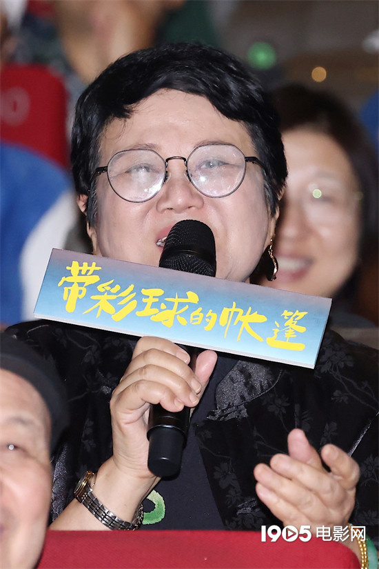 胡玫在病中力撑大学同窗 观影《带彩球的帐篷》首映 -3