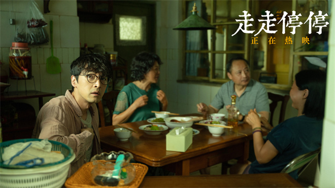 胡歌高圆圆特别视频曝光，在端午节欢笑走走停停 -2