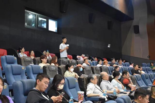 《三叉戟》在济南首映，导演高群书和编剧吕铮惊喜亮相“不怂”活动现场 -2