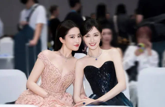 刘亦菲和唐嫣同框自拍 美丽画面令人惊艳 -2