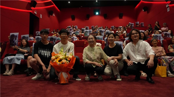 电影《屋檐下》导演黎榞首映成都，呼吁关注长辈生活 -1