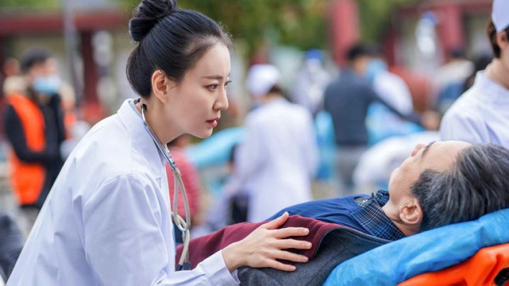正能量！王乐君主演《沸腾的群山》央视首播，致敬村医和一线工作者 -1