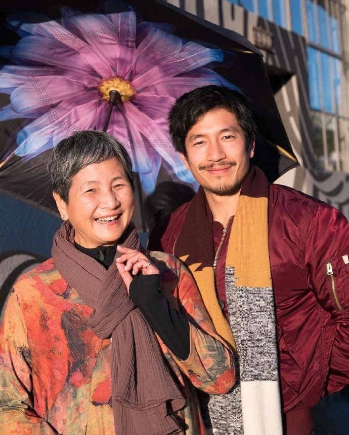 原和玉发文怀念母亲郑佩佩：她是我们生命中的明星 -3