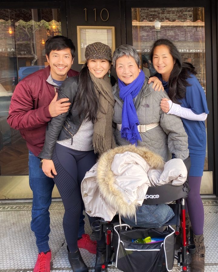 郑佩佩之子发文缅怀母亲：她的精神时刻指引着我 -1