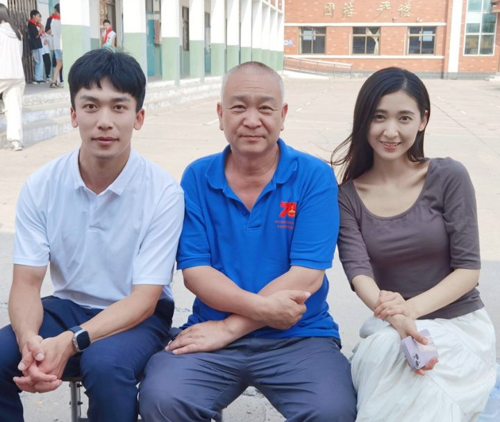 周小伟变身脆皮青年，电影《捉襟见肘》探寻生活本质，顺利杀青 -1