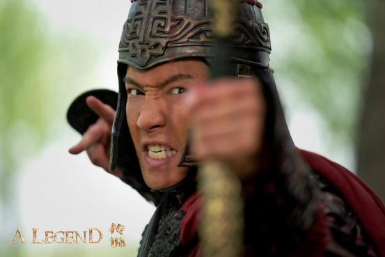 张艺兴在电影《传说》片场坚持不放下弓，成为