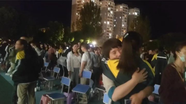 《泪光中的妈妈》：为了2700名新疆家长和孩子，跨越3400公里飞奔赴约 -2