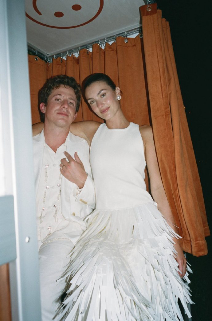 查理·普斯结婚后现身 携爱妻前往意大利度蜜月 -1