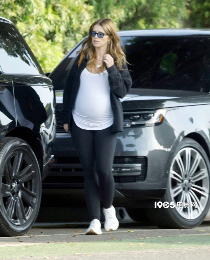 施瓦辛格女儿孕晚期仍坚持健身，女婿星爵因拍戏缺席陪伴 -1