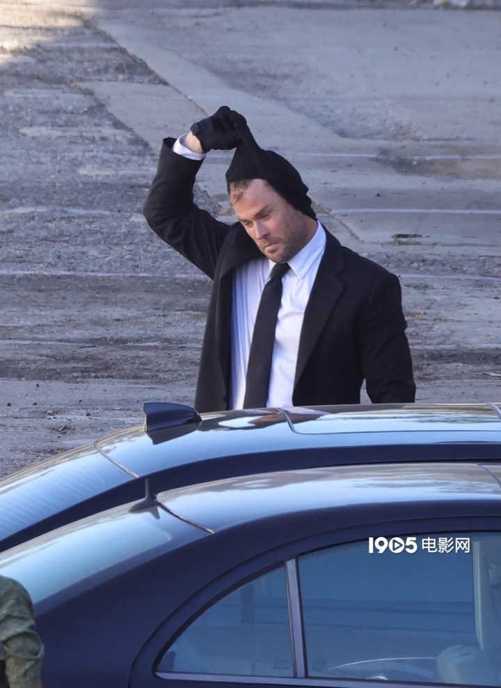 锤哥马克叔《犯罪101》路透，最帅持枪抢劫犯亮相 -2