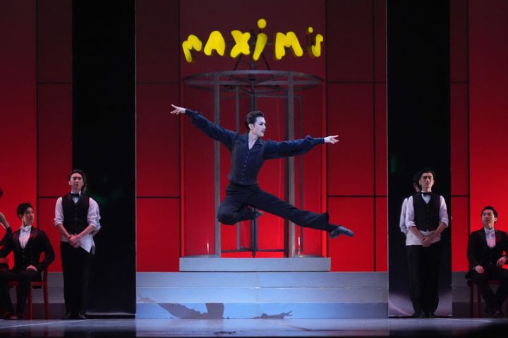 《蝙蝠》轻喜剧芭蕾登台，中芭演绎罗兰·佩蒂经典 -1