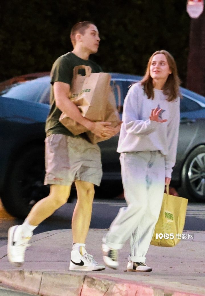 双胞胎儿女曝光！安吉丽娜·朱莉龙凤街拍 -2