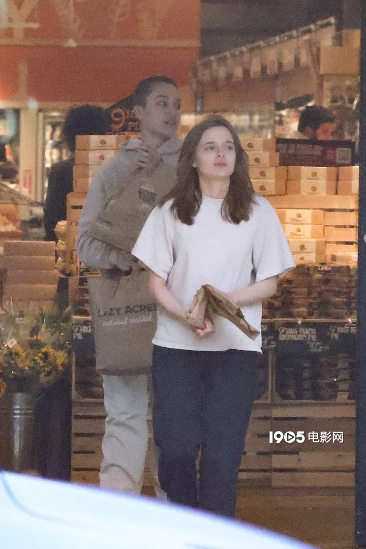 龙凤胎走进公众视线！朱莉带着儿子参加活动激怒布拉德·皮特 -1
