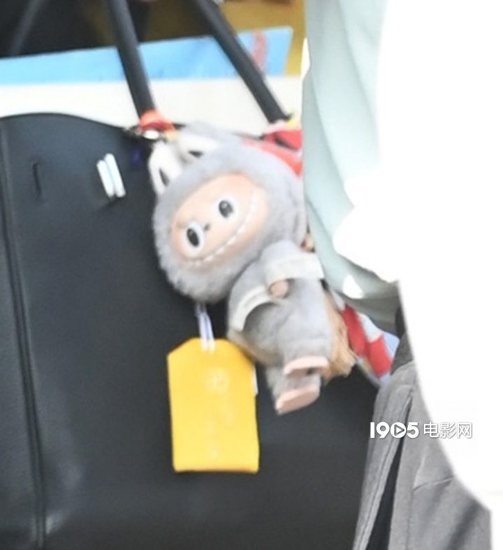 啪姐和男友现身孟买，挂中国潮玩担心断货再度发生 -1
