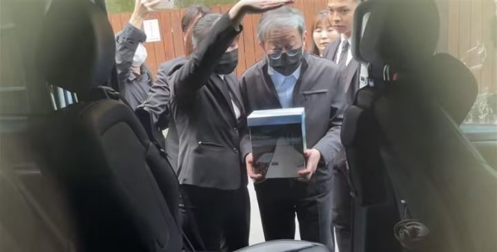 琼瑶遗体火化后，独子抱母亲骨灰参加花葬 -2