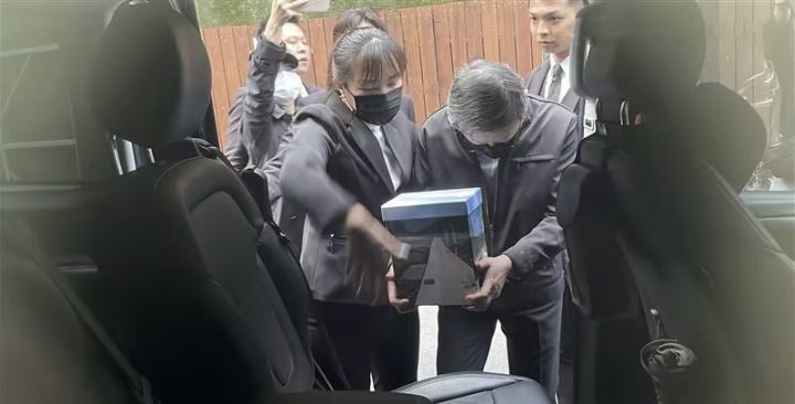 琼瑶遗体火化后，独子抱母亲骨灰参加花葬 -3