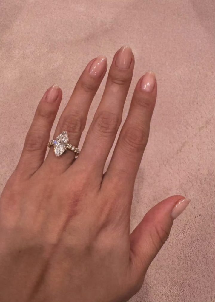 赛琳娜·戈麦斯晒婚戒 网友：嫁给捞男了？ -1