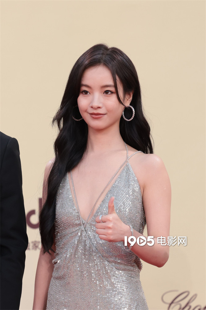 李庚希抢镜金鸡红毯 成00后金鸡奖最佳女主角 -1