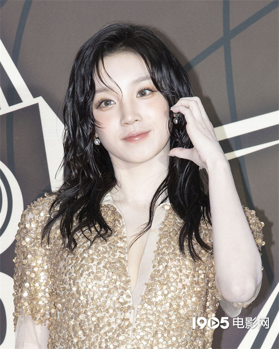 宋雨琦金裙湿发美丽亮相 冲镜头频频比心超可爱 -1