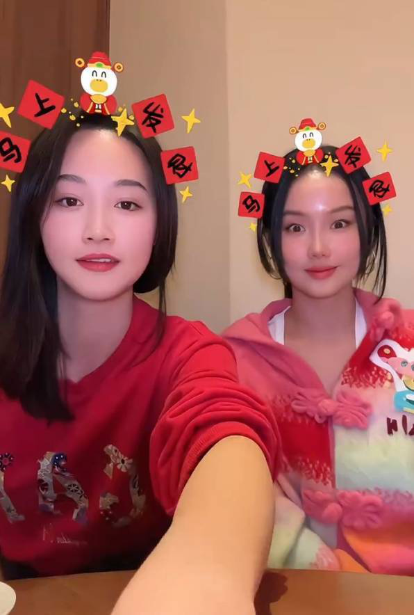 蓝盈莹与黄龄共舞手势舞，笑容满面 -1