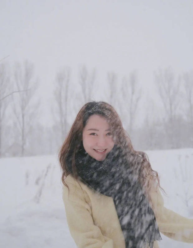 白冰雪地漫步，黑围巾映笑颜，状态满分 -2