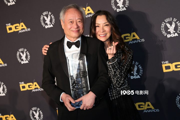 李安荣获美国导演工会终身成就奖，杨紫琼颁奖 -1