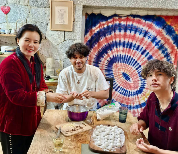龚琳娜带儿子同学共度春节，温馨包汤圆 -1