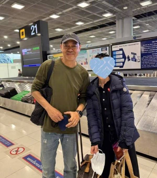 刘青云曼谷机场低调现身，破洞牛仔裤显时尚 -1