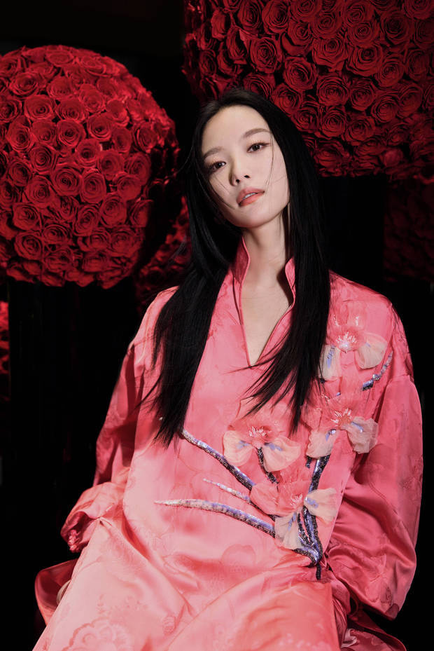 倪妮粉裙新风尚，插兜演绎酷飒风采 -2