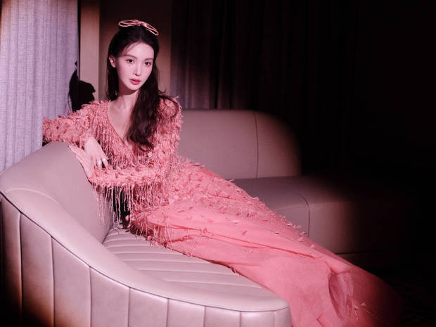 金晨粉色羽毛裙搭配蝴蝶结，少女心爆棚 -1