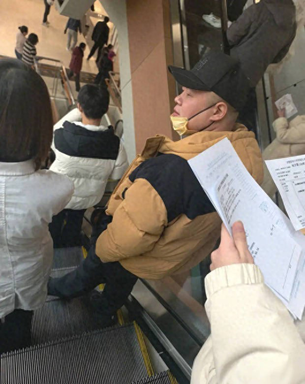 北京医院偶遇岳云鹏，《戴口罩》状态佳 -1