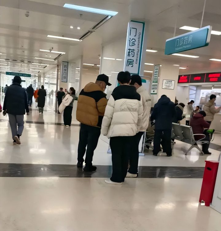 北京医院偶遇岳云鹏，《戴口罩》状态佳 -2