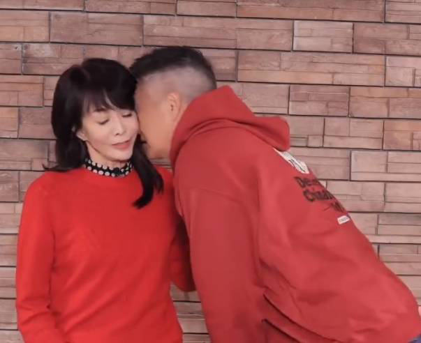 周润发亲郑裕玲，与王宝强、刘昊然共框留影 -2