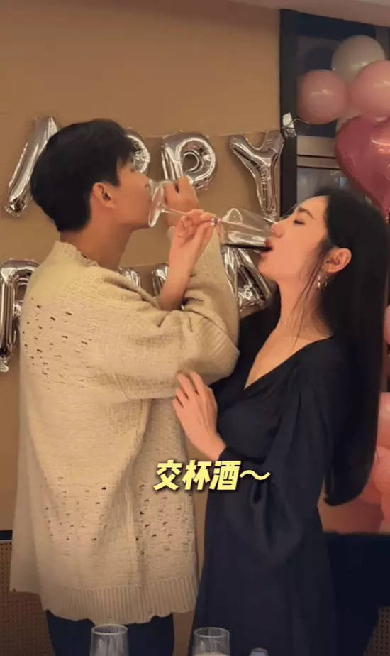 秋瓷炫生日宴：于晓光父母扭秧歌共庆欢乐时刻 -3