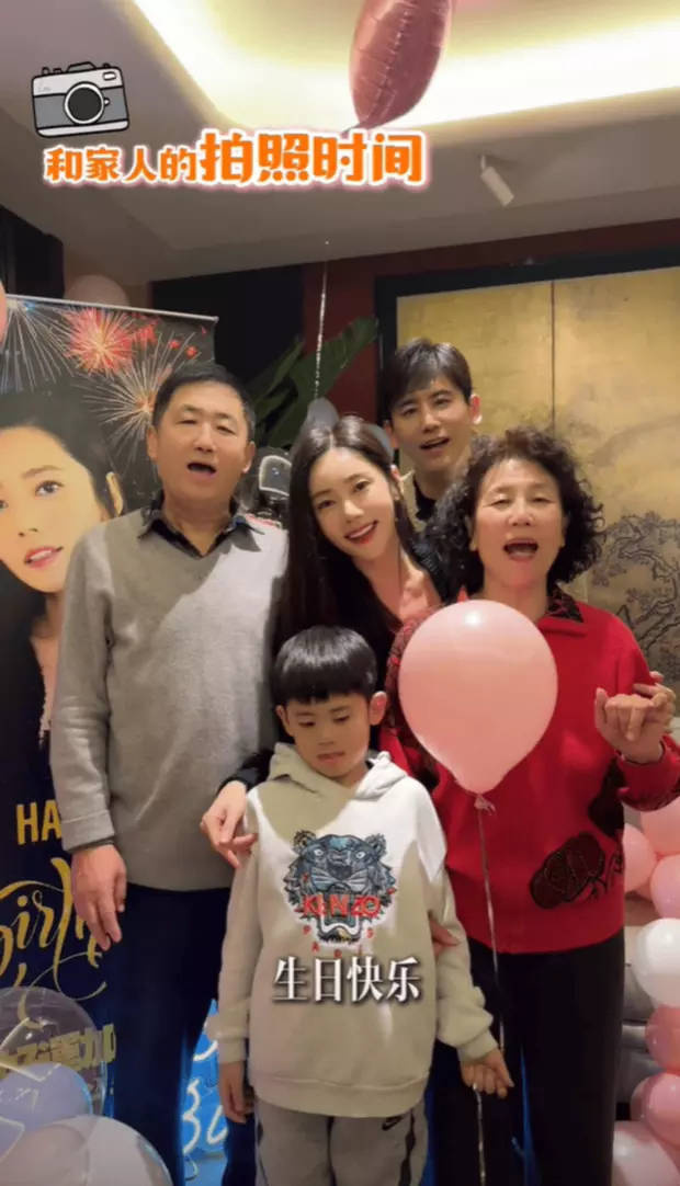 秋瓷炫生日宴：于晓光父母扭秧歌共庆欢乐时刻 -1