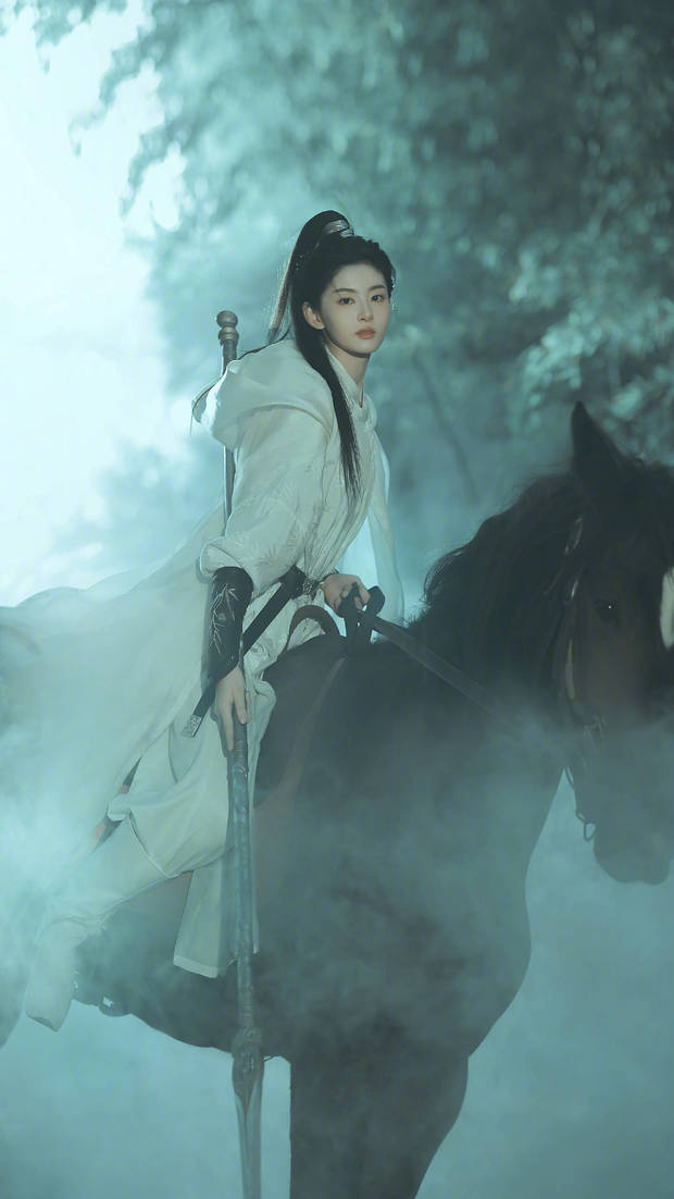 赵晴执剑策马，尽显女将风范 -1
