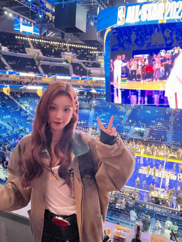 宋雨琦亮相NBA全明星赛 与姚明麦迪合影留念 -1